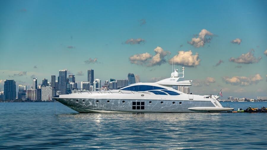 Full profile of the 86 Azimut with the Miami skyline